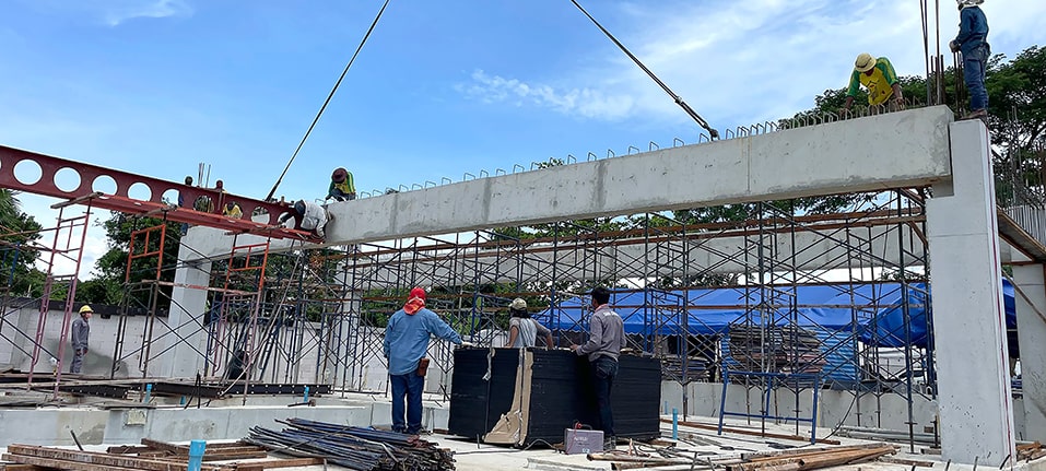 Installation eines Lochstegträgers und eines nachgespannten Betonträgers in Lieb Tang Rodfai Villas