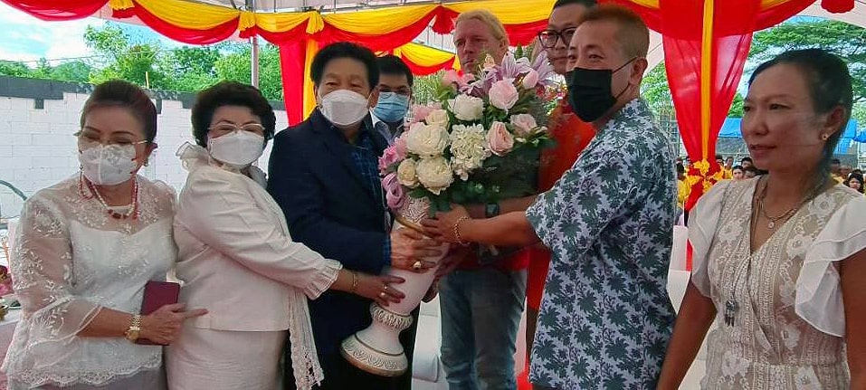 Wandee Wongsin, Chanyut Hengtrakool and Mario Kleff (center) with Chinese investors and Nittaya Wongsin