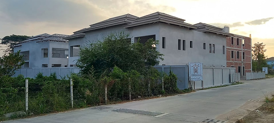 View of the Lieb Tang Rodfai Villas from the street