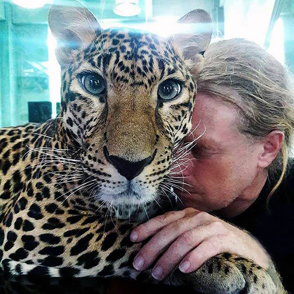 Portrait von Mario Kleff mit Leopard