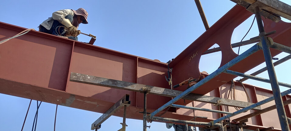 Schweißarbeiten an einem Stahlkastenträger mit 19 Meter Auskragung
